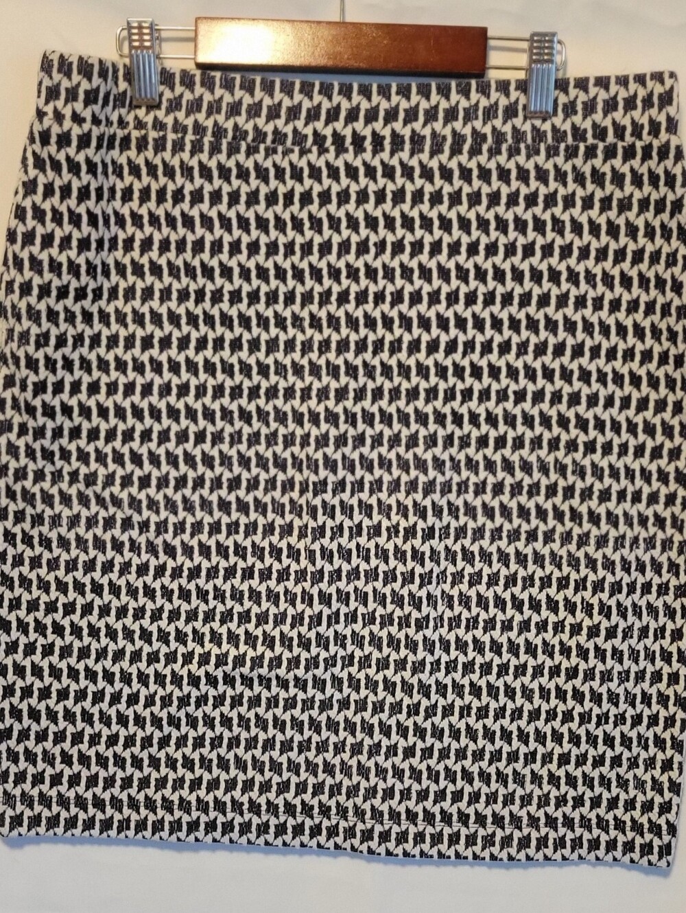 Loft Sz M Black and White Houndstooth Knit Skirt